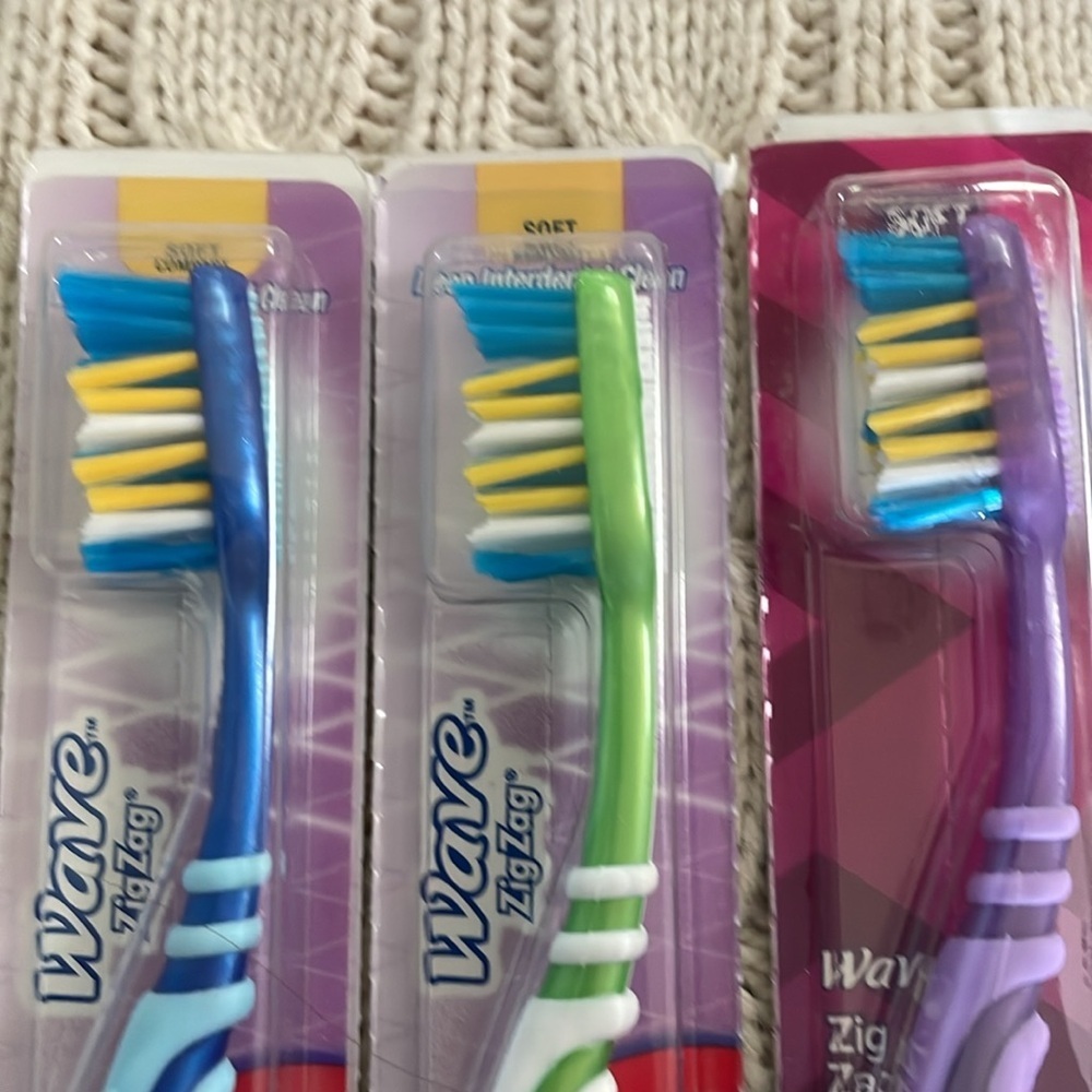 New unused 5 Colgate Wave & 2 Oral B Indicators All soft bristles 7 total in lot - Picture 4 of 7